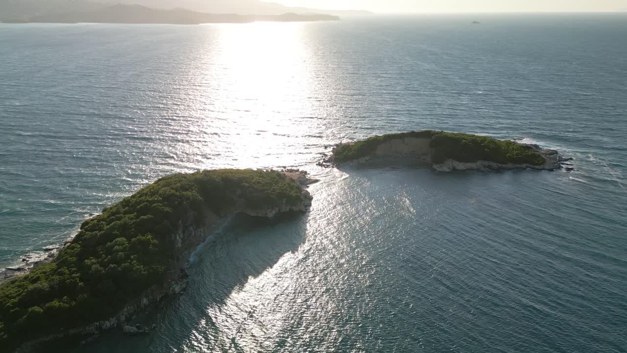 알바니아 의 제멜 섬 위 에 바람이 불고 있는 바다 에 반사 되는  ⁇ 빛