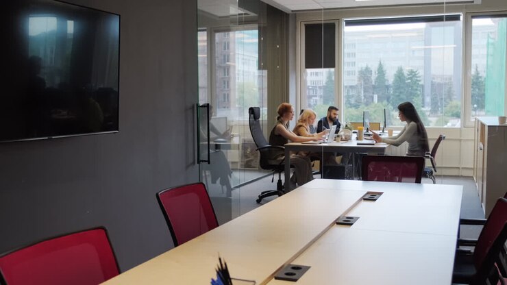 Colleghi che lavorano alla scrivania in ufficio