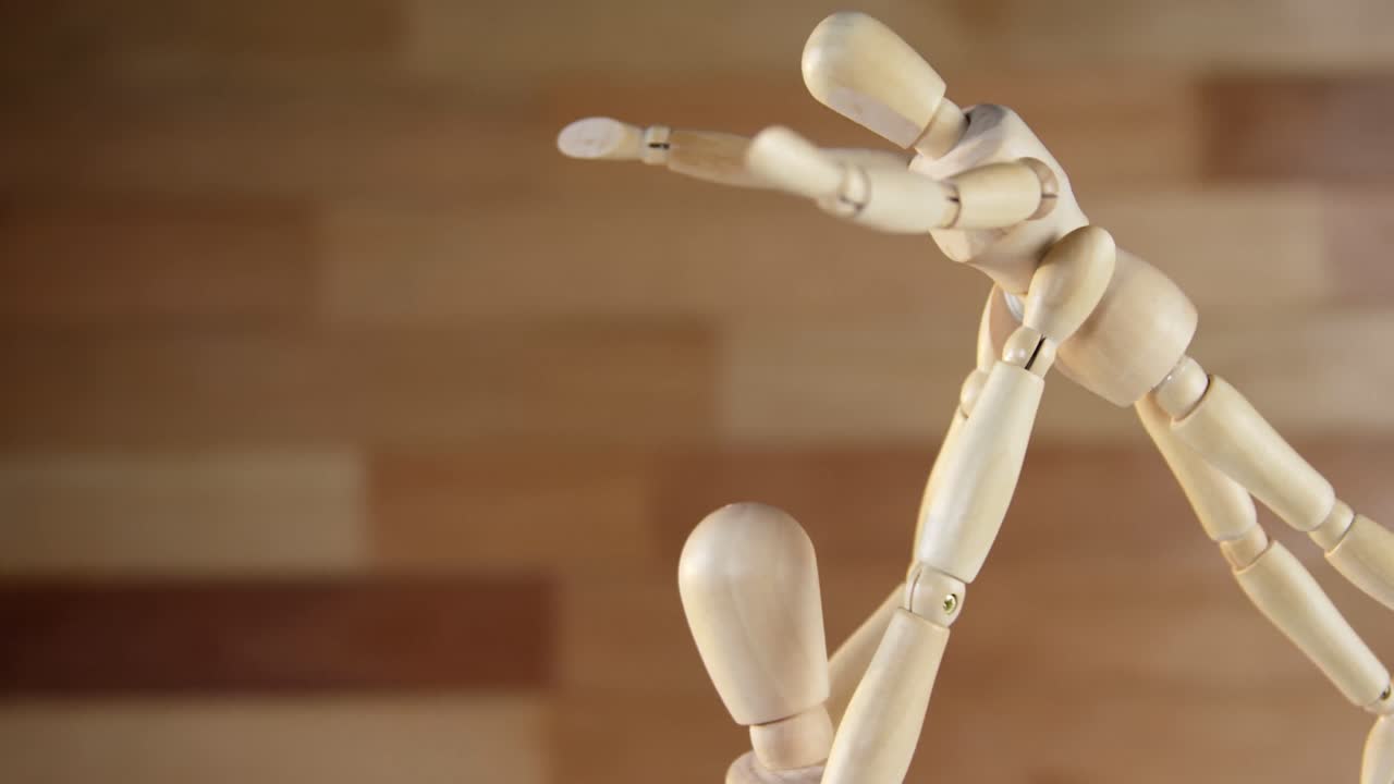 estatuilla de madera masculina recogiendo estatuilla femenina