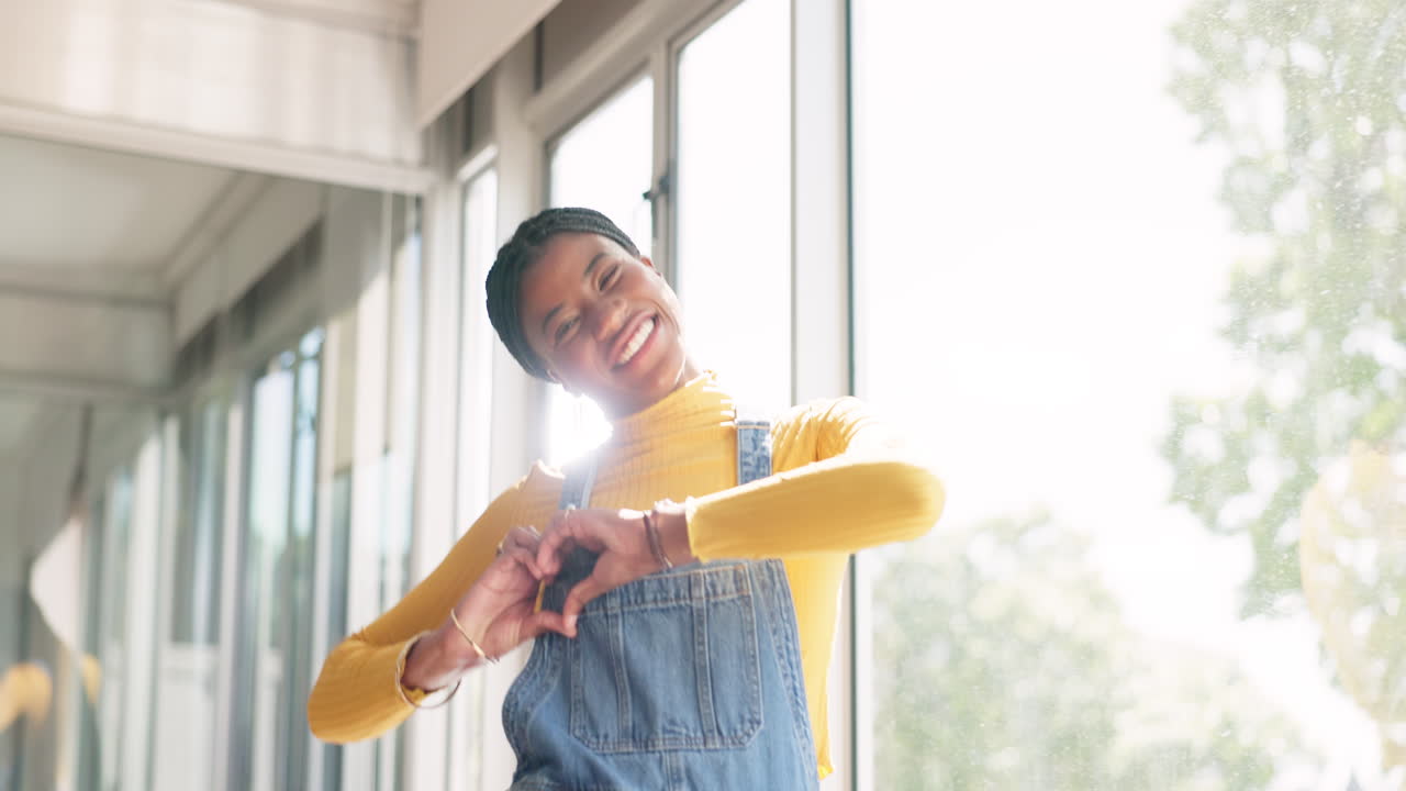 창문, 얼굴 및 흑인 여성 심장 기호