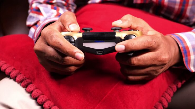 Persona che gioca ai videogiochi
