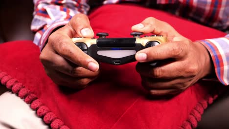 persona jugando a videojuegos