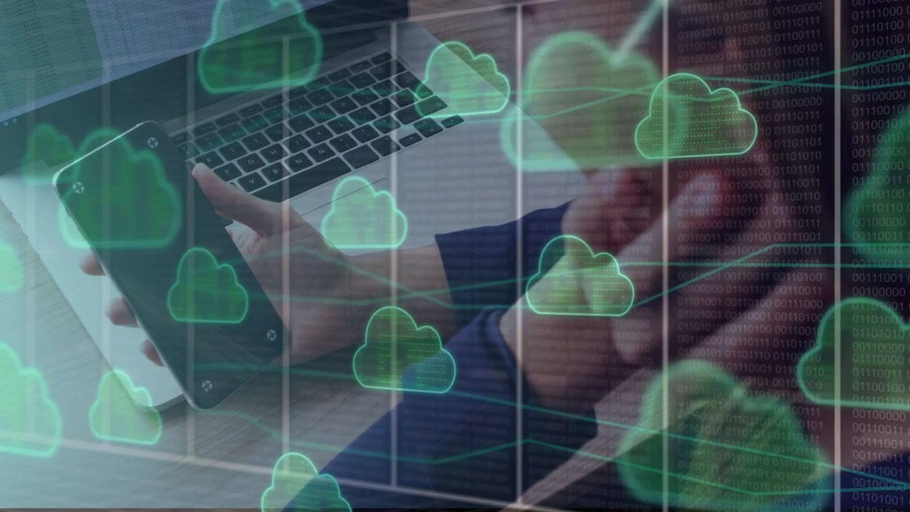 Donna alla scrivania che tiene in mano il telefono e si strofina la tempia, generando icone di cloud IT e griglie di dati per il testing.