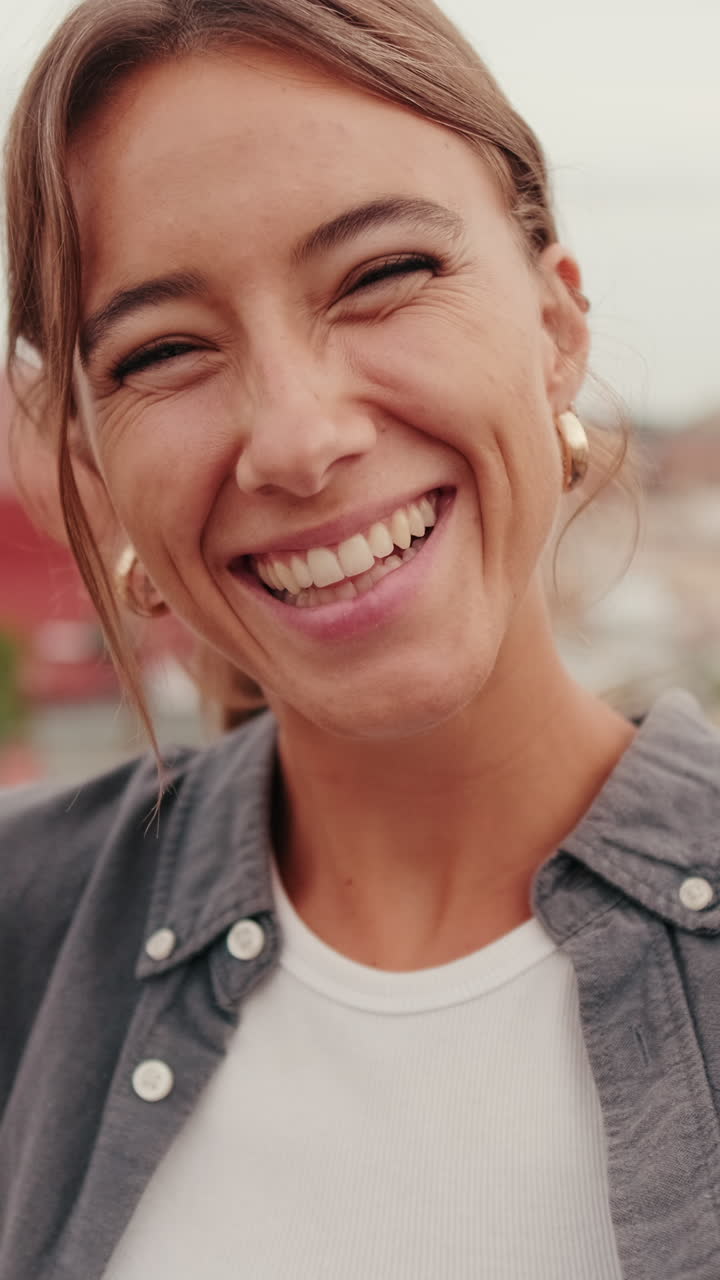 Primer plano de una joven feliz sonriendo y riendo