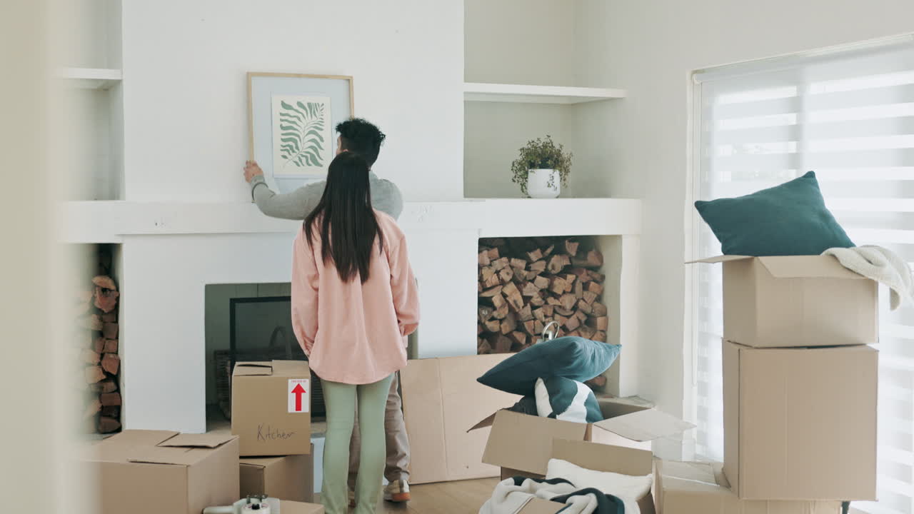 예술, 장식 및 커플이 새로운 집에서 함께