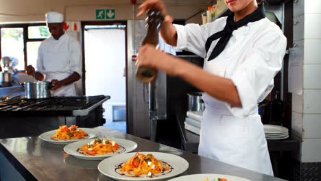 el chef salpicando pimienta en la comida