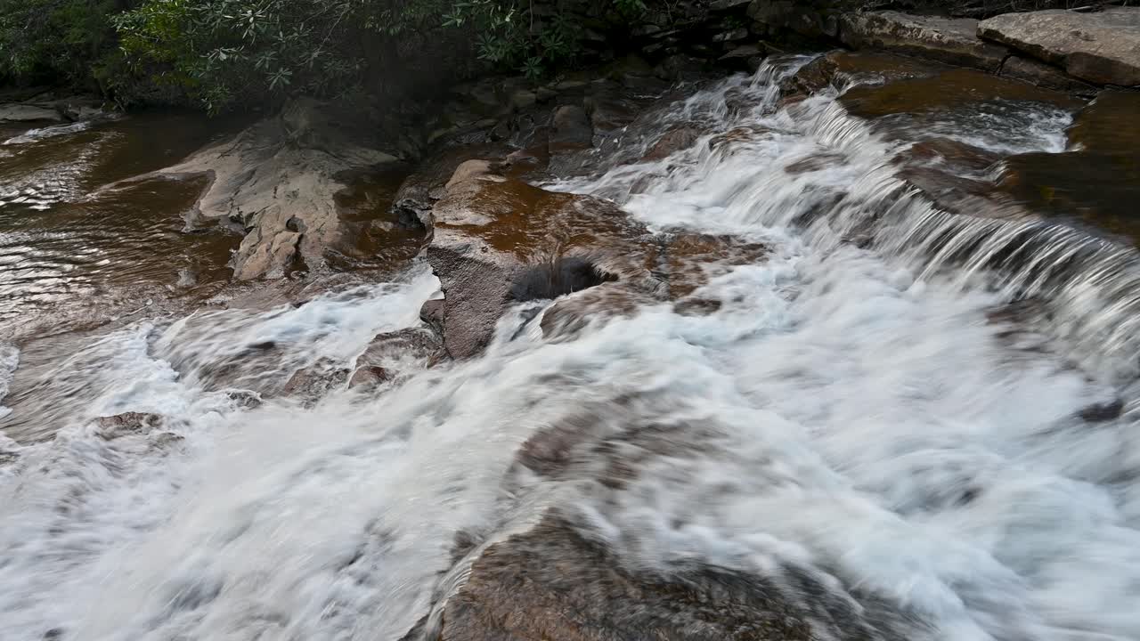 Acqua della cascata che si riversa sulla roccia.