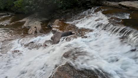 Agua-De-Cascada-Derramándose-Sobre-Una-Roca