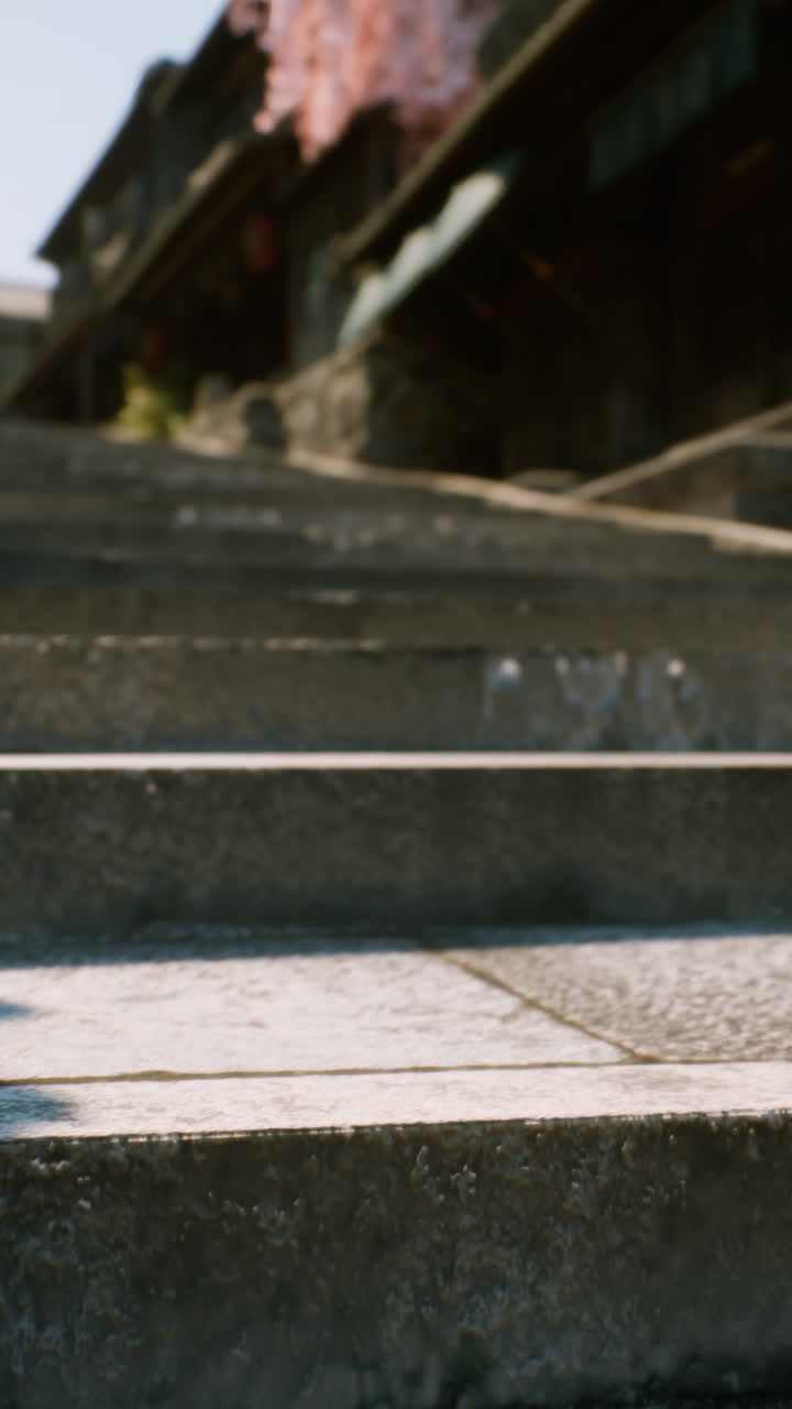 도시 거리의 꼭대기에 이르는 돌로 된 계단