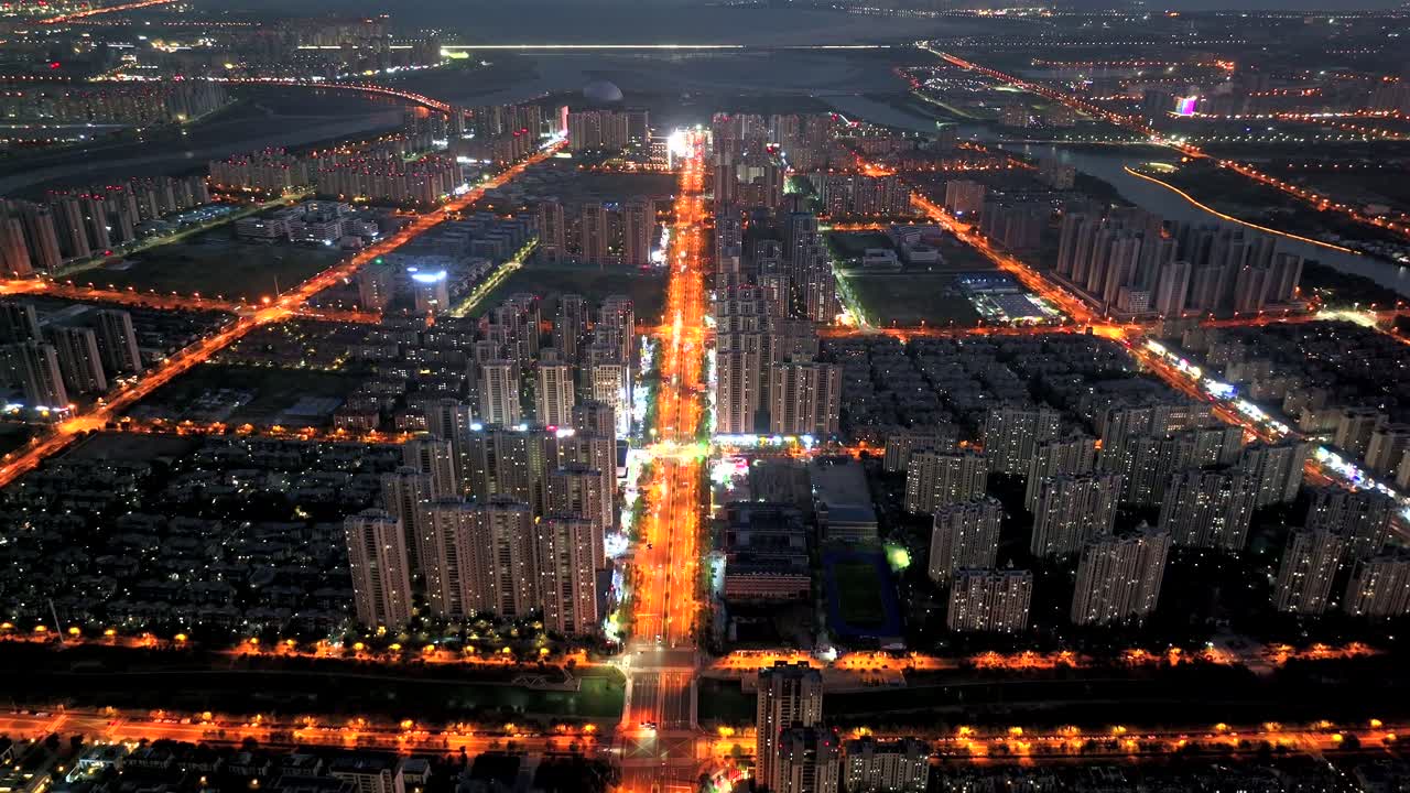 por la noche, los edificios de la ciudad se iluminan y las carreteras están iluminadas por las luces