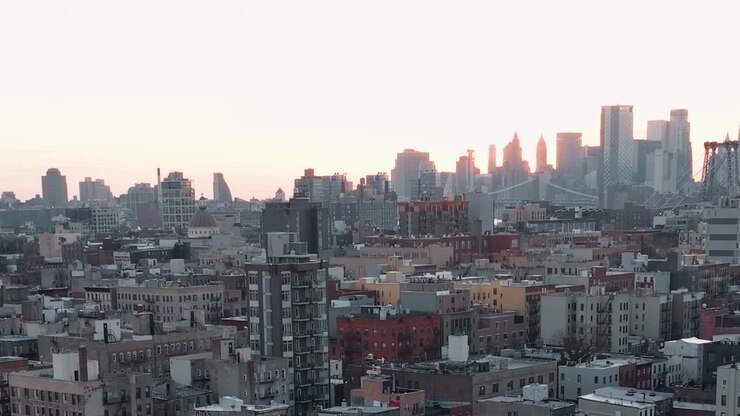 Tramonto su New York con skyline e ponti