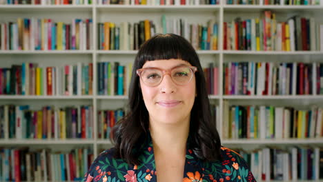 mujer en la biblioteca