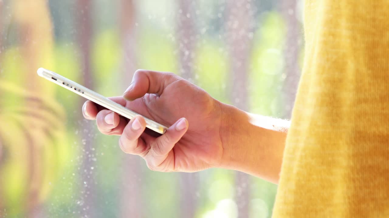 un hombre de negocios hipster enviando un mensaje de texto