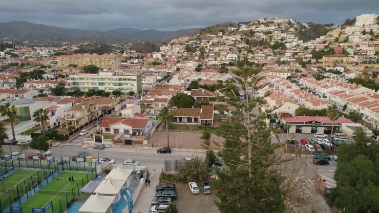 Vista aérea sobre área residencial e linha costeira na praia de Málaga, Espanha
