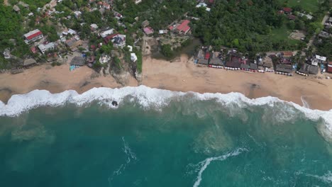 Observing-marine-life-in-Mazunte's-pristine-waters,-Oaxaca