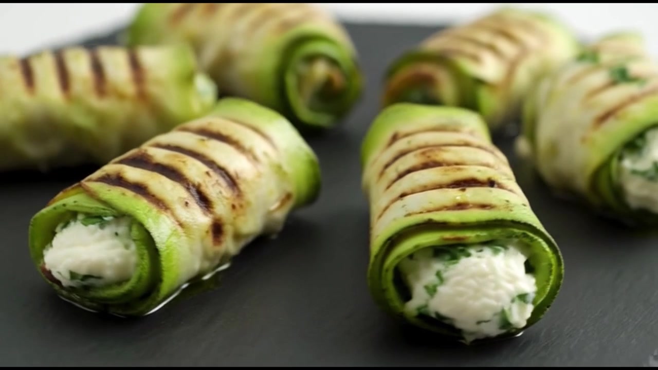 Gulungan Zucchini Panggang Isi Krim Keju dan Rempah-rempah