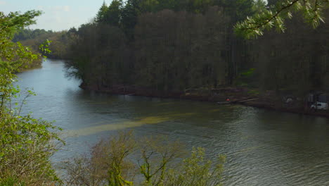 Ruhiger-See,-Umgeben-Von-üppiger-Vegetation-Von-Etang-Saint-Nicolas,-Angers,-Frankreich