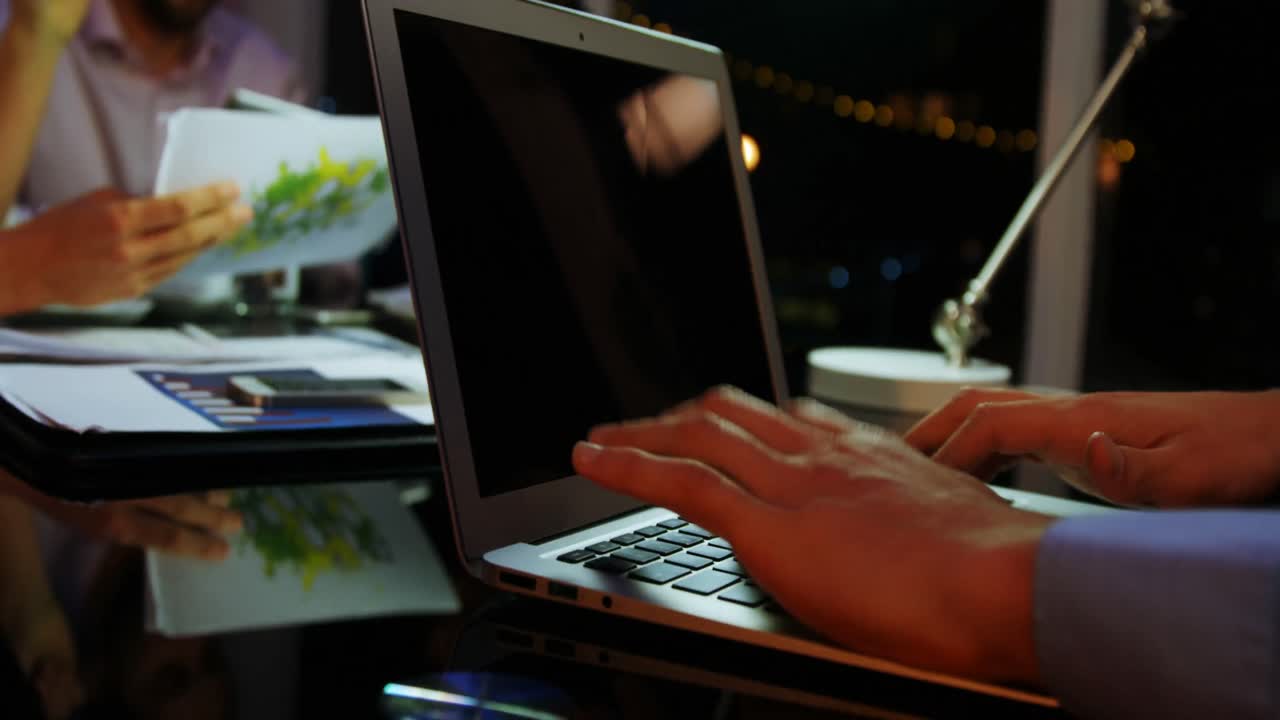 empresarios que trabajan en la oficina