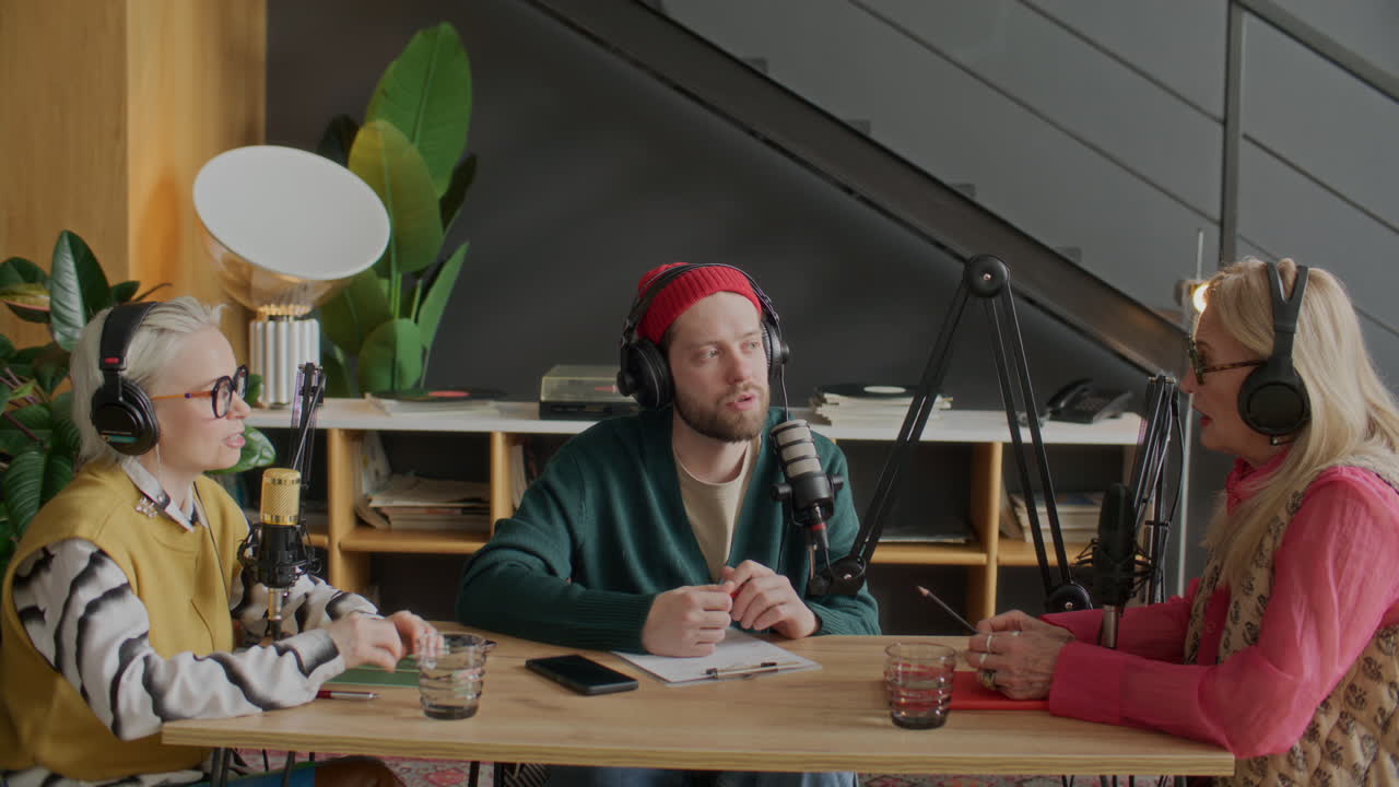 Team di podcast che discute un argomento durante una sessione di registrazione in studio.