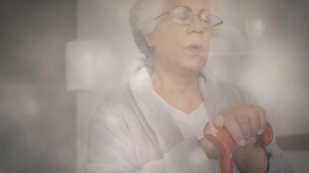 animación de luz brillante sobre una mujer mayor pensativa apoyada en un bastón de caminar