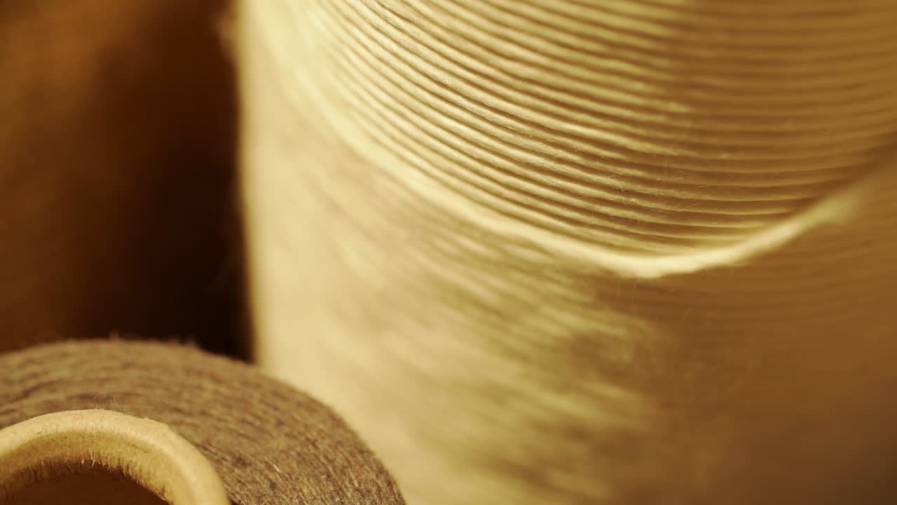 primer plano de hilo desenrollado del carrete giratorio