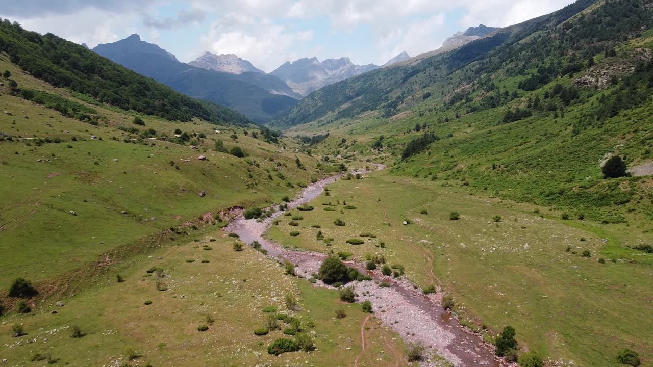 pirineos españoles, españa - vista aérea de drones del lecho del río y el valle verde del valle de aguas tuertas