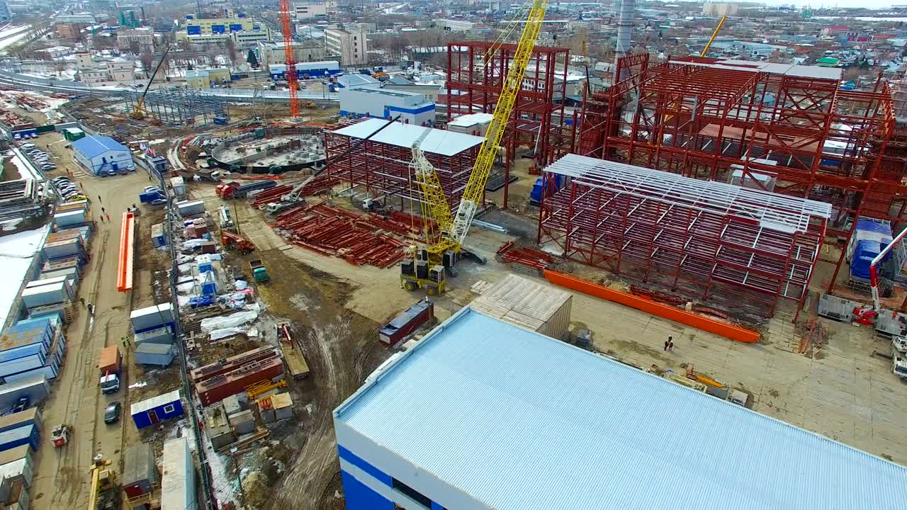 камера перемещается по мастерским огромные трупы на месте