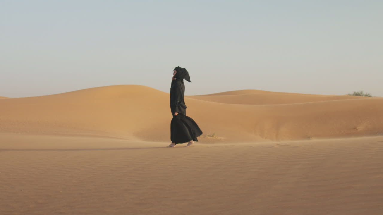 tres amigos felices hablando juntos mientras se sientan en el maletero del camión en un día de invierno nevado