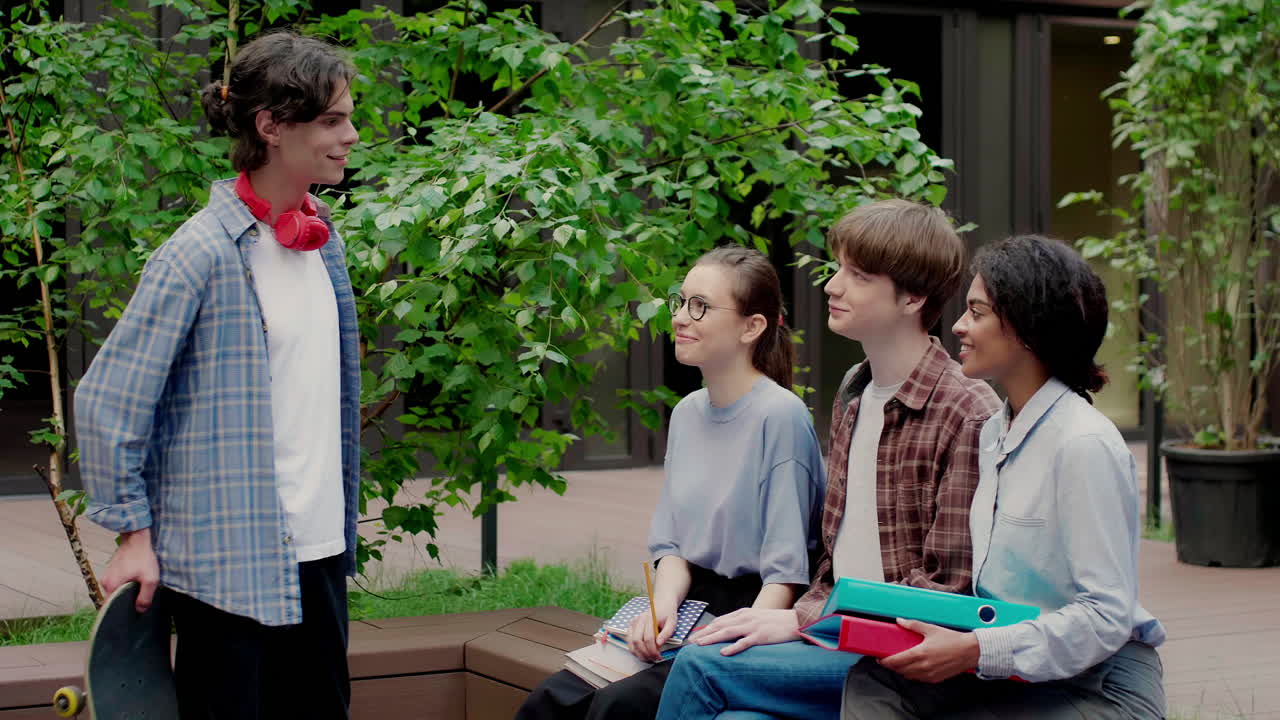 대학 캠퍼스의 다민족 친구들.