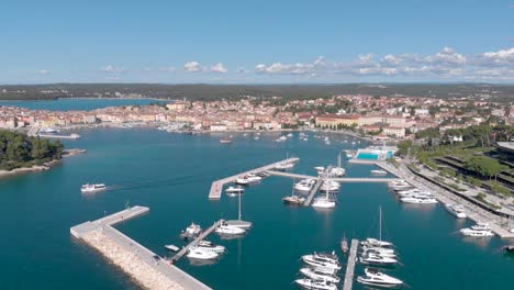 puerto del puerto del barco del mar adriático en la costa de croacia