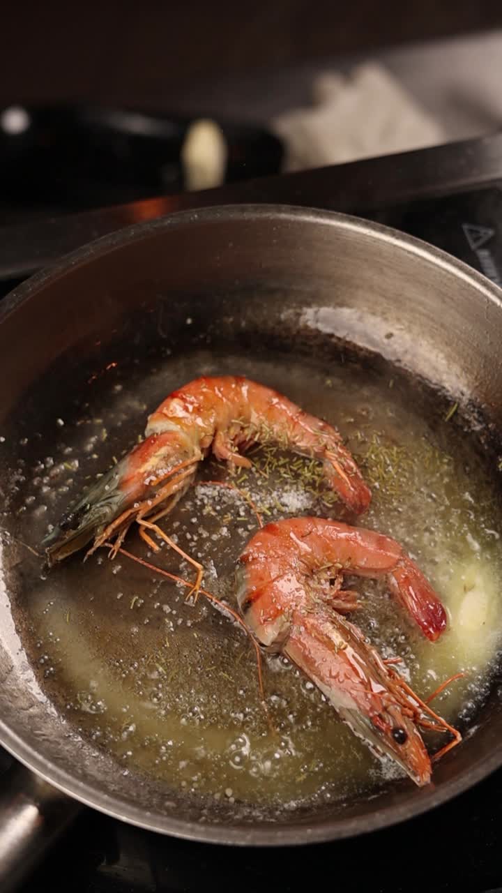 cocinar camarones en una sartén