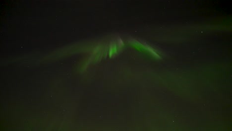 Impresionante-Actividad-De-La-Aurora-Boreal-Capturada-Contra-La-Noche-Estrellada