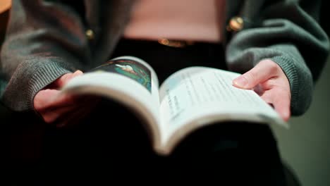 persona que lee un libro