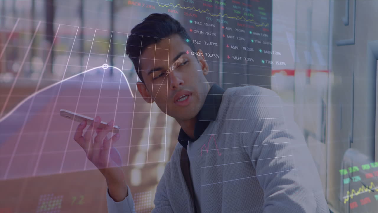 사무실에서 스마트폰으로 대화하는 이중 인종 남성에 대한 주식 시장 데이터 처리의 애니메이션