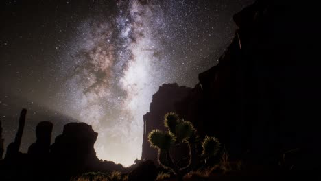la vía láctea sobre el desierto de utah, ee.uu.