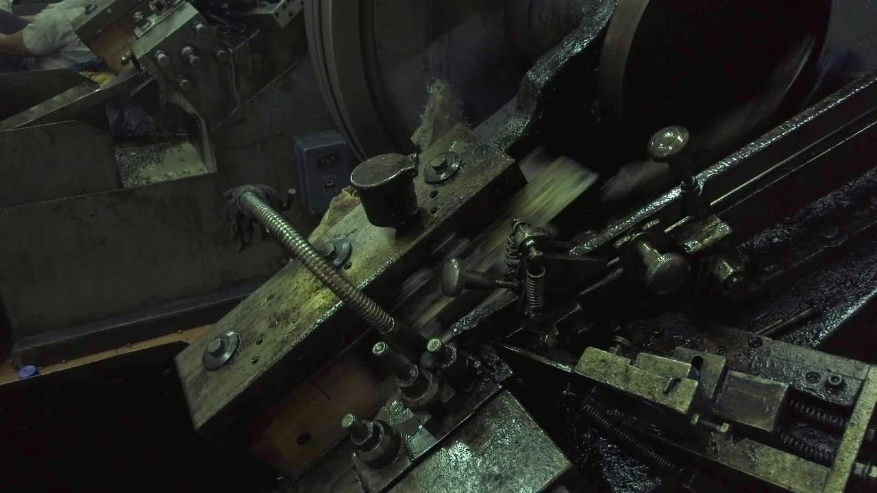 공장 내부 공정에서 기계를 만드는 나사