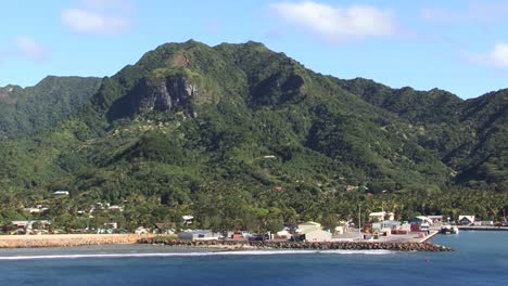 puerto turístico de la isla de rarotonga, islas cook y la montaña raemaru