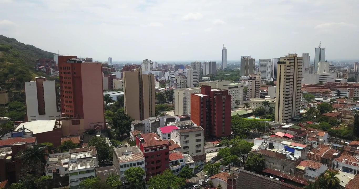 Kolombiya, Cali'nin metropol bölgesine yerleşmiş evlerin havadan yörünge görünümü, dinamik şehir yaşamıyla çevrili canlı kentsel ortamı yakalıyor.