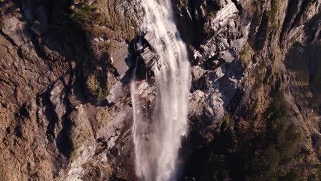 Imágenes-Aéreas-De-Drones-Que-Se-Elevan-Y-Giran-A-La-Izquierda-Con-Impresionantes-Vistas-De-Fallbach,-Una-Cascada-En-Grindelwald-En-Suiza