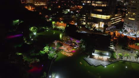 Vista-Aérea-De-Pájaro-Del-Restaurante-El-Lago-En-La-Ciudad-De-Santo-Domingo-Por-La-Noche