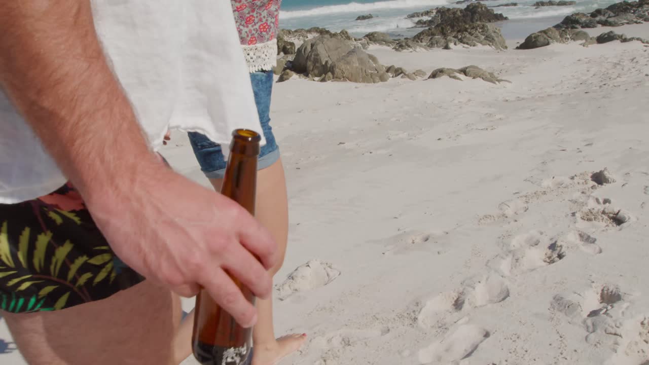 una joven pareja junto al mar