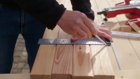 Das-Gemessene-Holz-Wird-Mit-Dem-Bleistift-Markiert