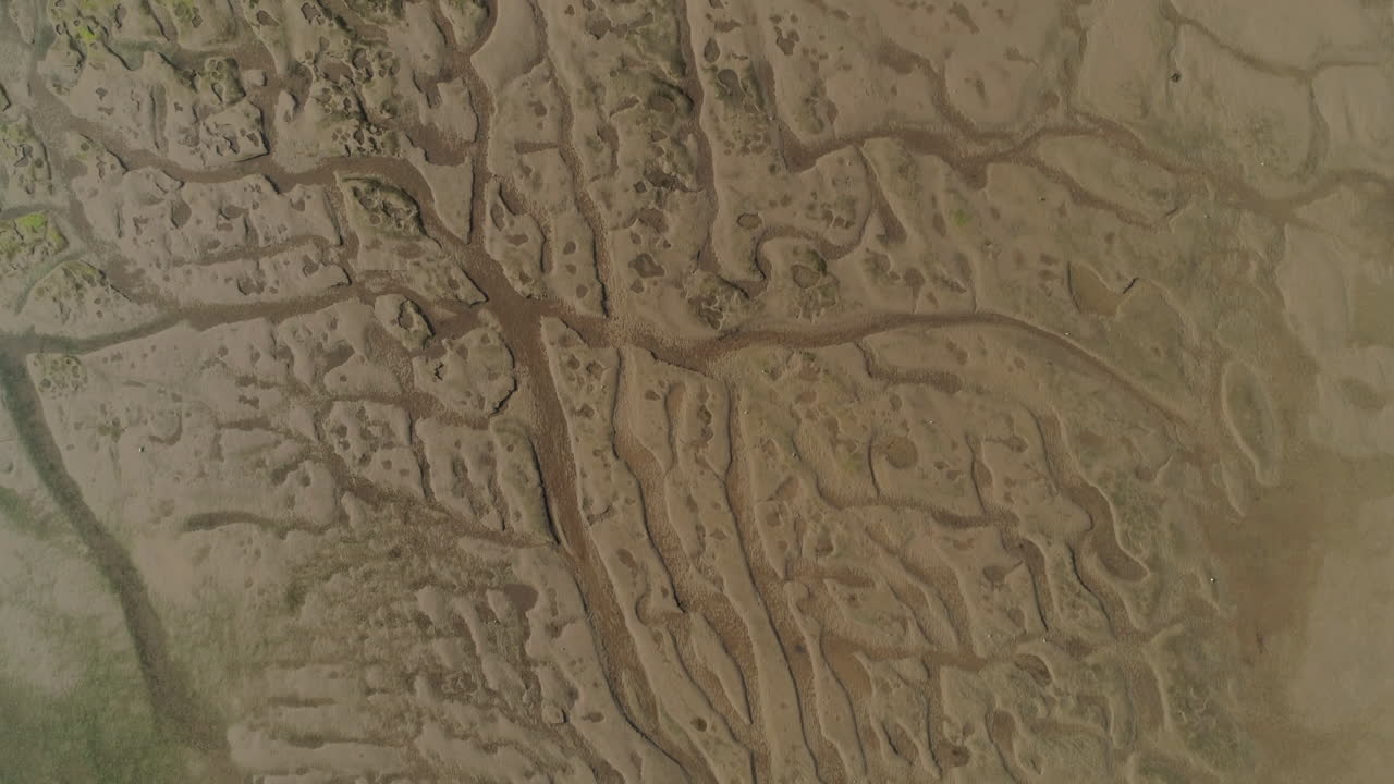 drone aéreo de arriba hacia abajo disparó sobre el estuario de arena abstracto creek en wells-next-the-sea north norfolk, reino unido