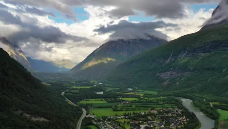 el pueblo de sunndalsora se encuentra en la desembocadura del río driva al comienzo del sunndalsfjorden. hermosa naturaleza paisaje natural de noruega.