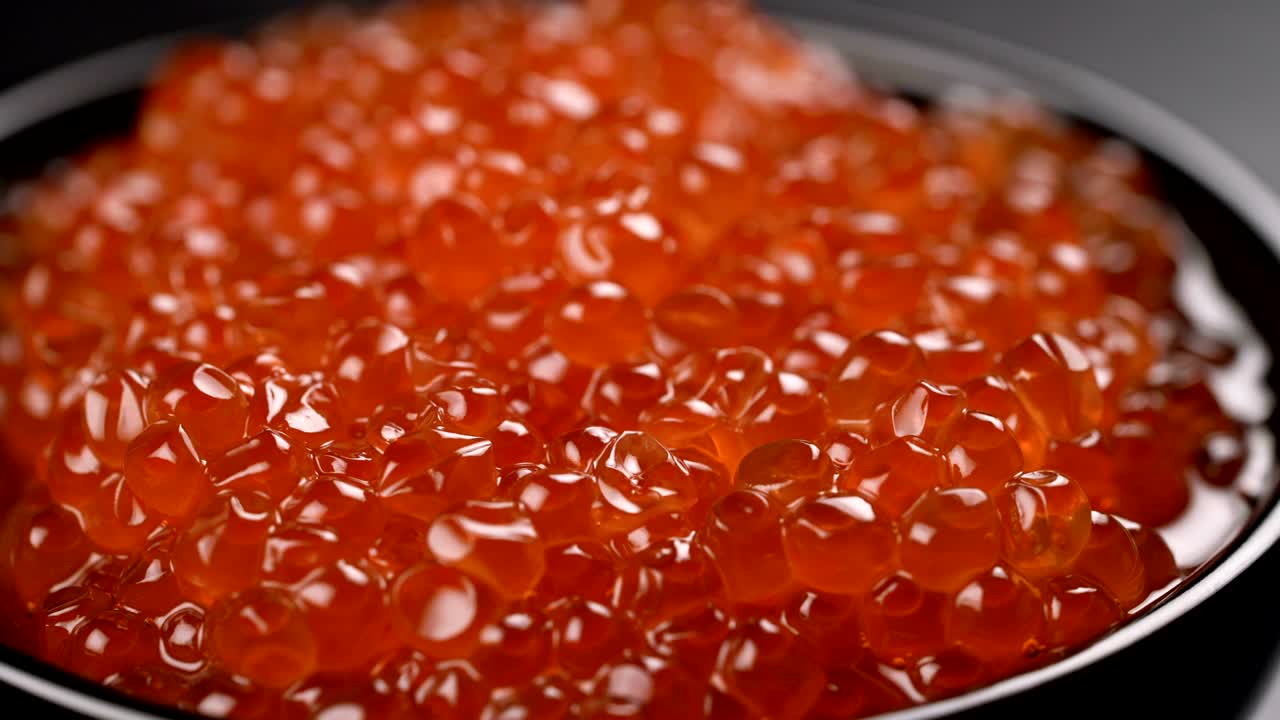 은 카비아르가 검은 바탕에 회전됩니다.