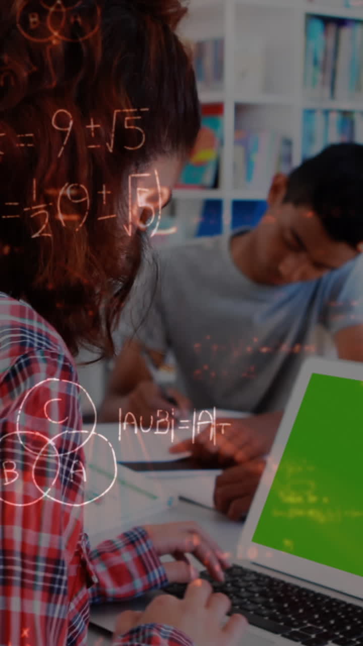 animación de ecuaciones matemáticas con una escolar usando una computadora portátil con pantalla verde en el aula