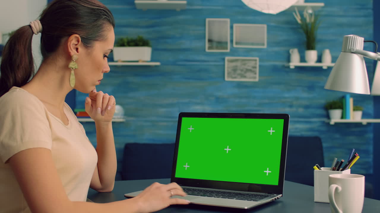 mujer caucásica trabajando en un proyecto de comunicación de negocios en una computadora portátil