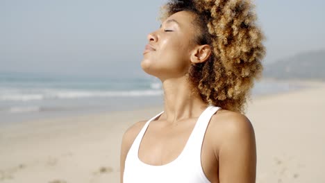 mujer joven disfrutando de la luz del sol.