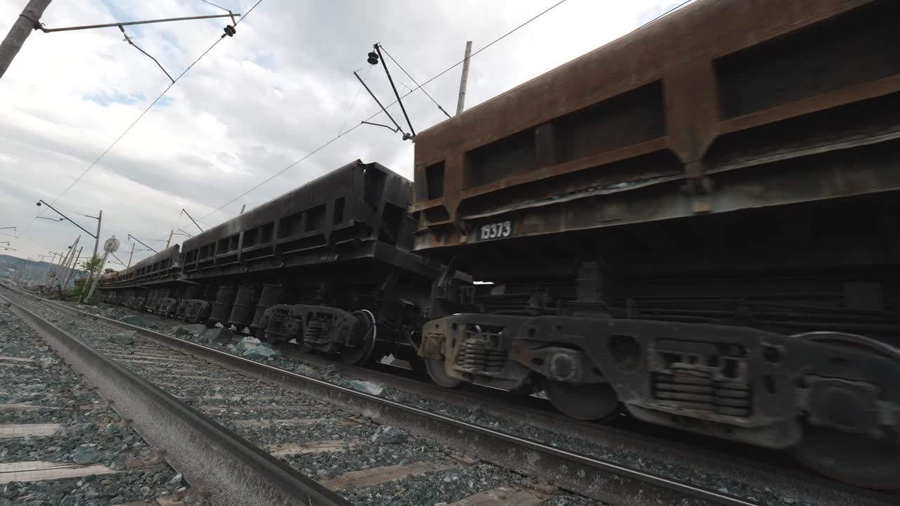 tren de carga en movimiento en las vías