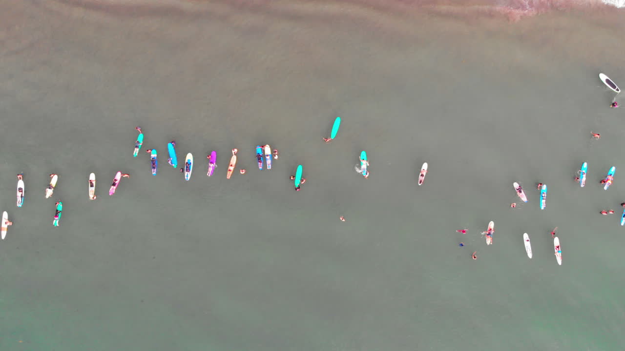 필리핀 라 유니온 에서 바다 에서 서핑 하는 사람 들 의 위 에서 아래 로 상승 하는 공중 사진